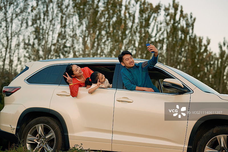 幸福家庭驾车出游图片素材