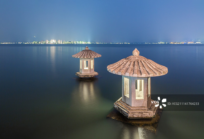 杭州西湖南宋皇家御码头的石灯笼图片素材