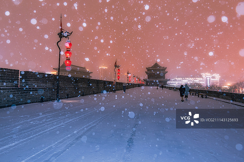 西安城墙城楼雪景夜景图片素材