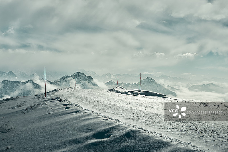雪山极寒地区冰雪测试赛道图片素材