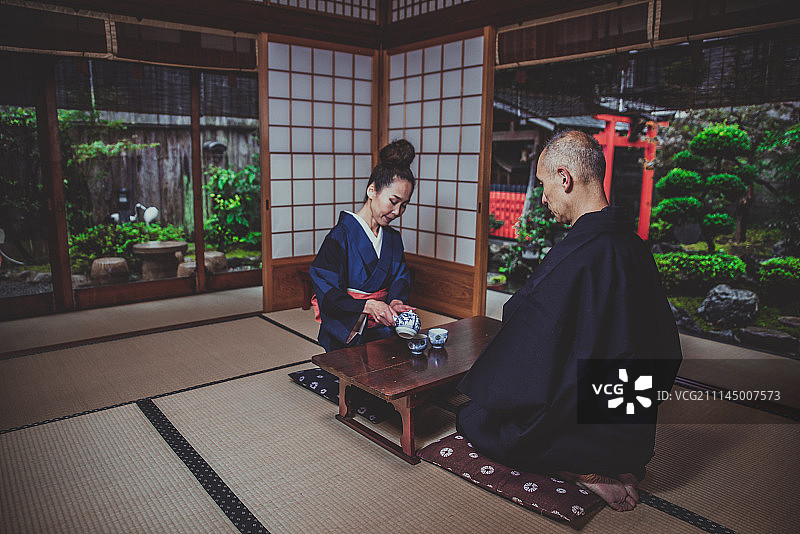老夫妇在传统的日本房子生活的时刻图片素材