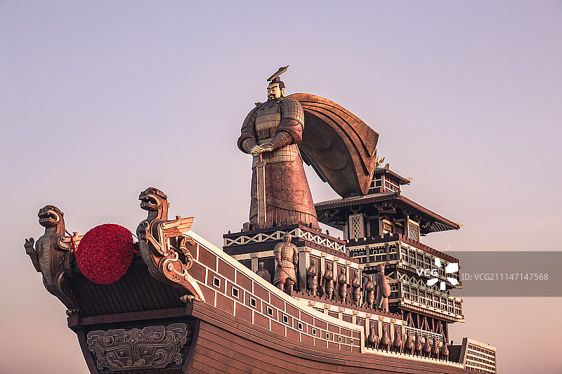 西安宏伟的汉武大帝风光雕像图片素材