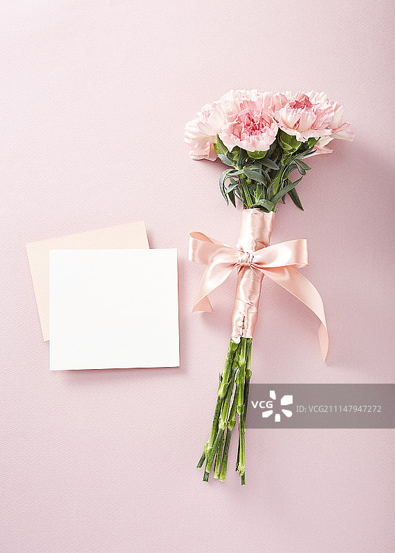 粉红色的花和信的摄影图片素材