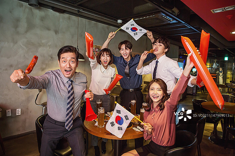 韩国人，白领(职业)，酒吧(酒吧)，世界杯足球，欢呼(聊天)，高兴(光)，兴奋图片素材
