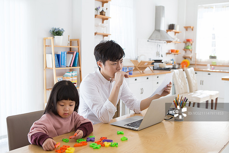 韩语，父亲，女儿，孩子照顾，孩子照顾爸爸，家庭工作(业务)图片素材