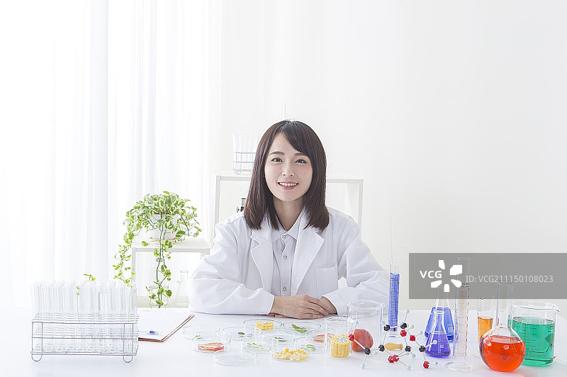 一位女性科学家坐在实验室图片素材