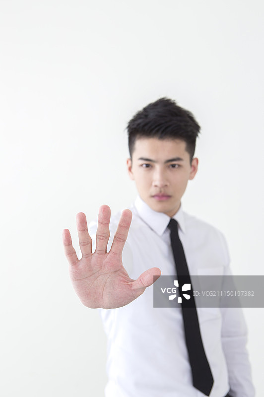 一位办公男性作停止的手势图片素材