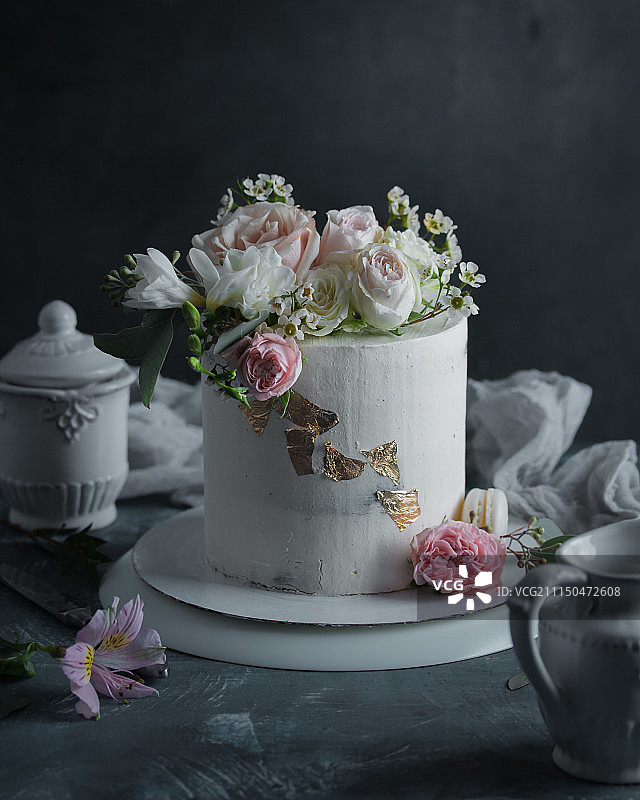 美味的蛋糕与鲜花图片素材
