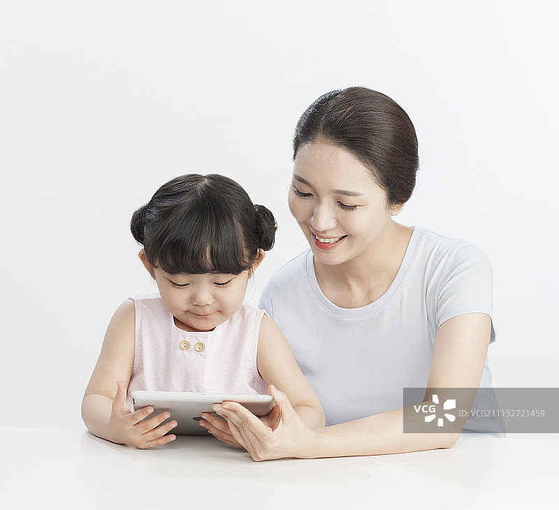 妈妈和女儿在看电子书图片素材