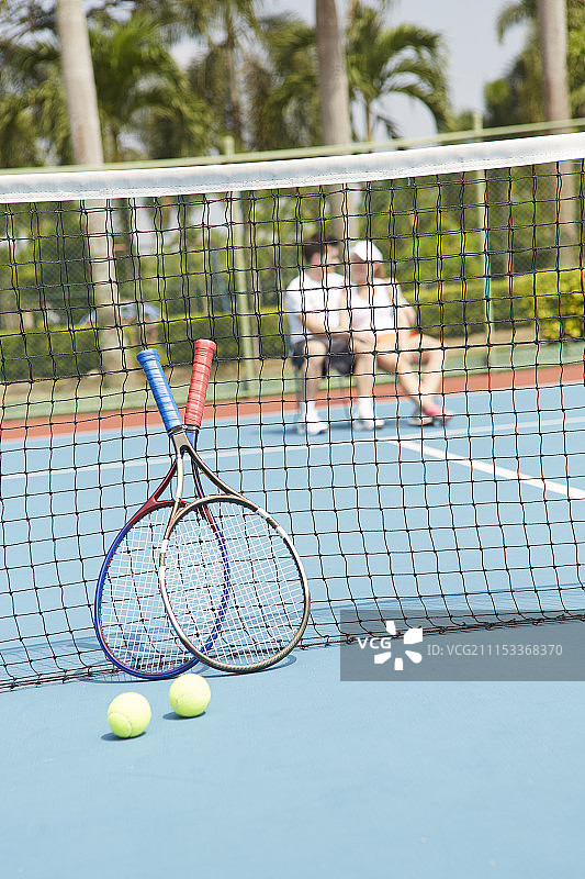 一对情侣穿着运动服在网球场休息图片素材