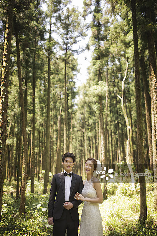 新郎和新娘在森林里拍照图片素材