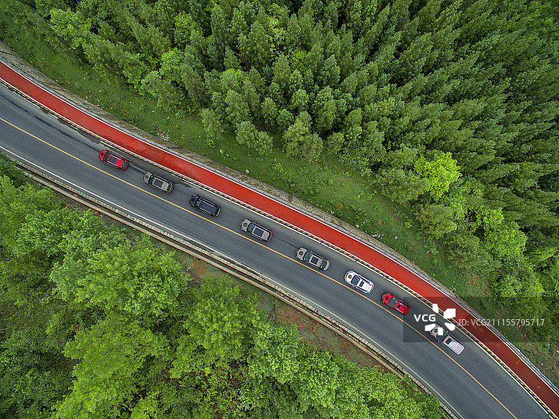 俯拍贵州毕节公路上的汽车图片素材