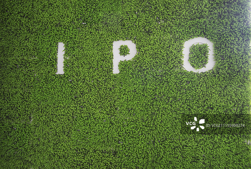在草坪上的公开募股ipo英文字母图片素材