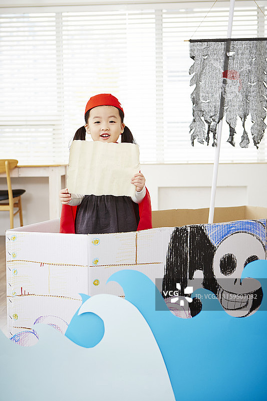 小女孩扮成海盗在船上玩海盗的照片图片素材