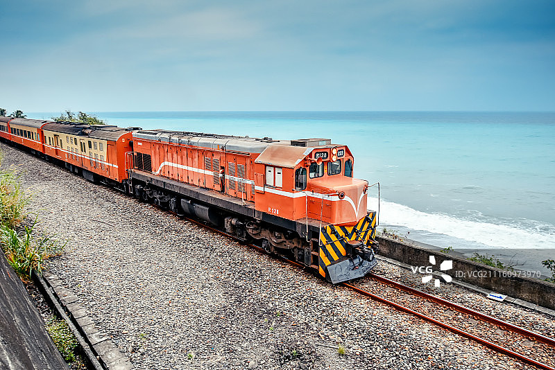台湾最浪漫的海边铁道上的火车疾驰而过图片素材