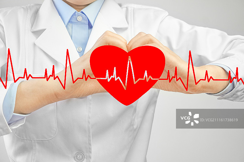 一名做心型手势的医护人员和医疗保健健康概念图片素材