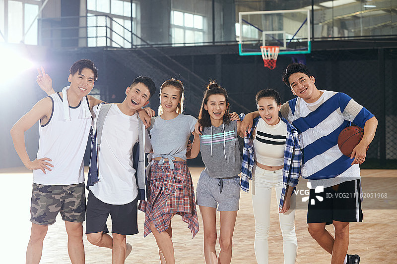 青年男女在篮球馆图片素材