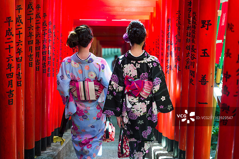 两个穿着传统服装的年轻女子图片素材