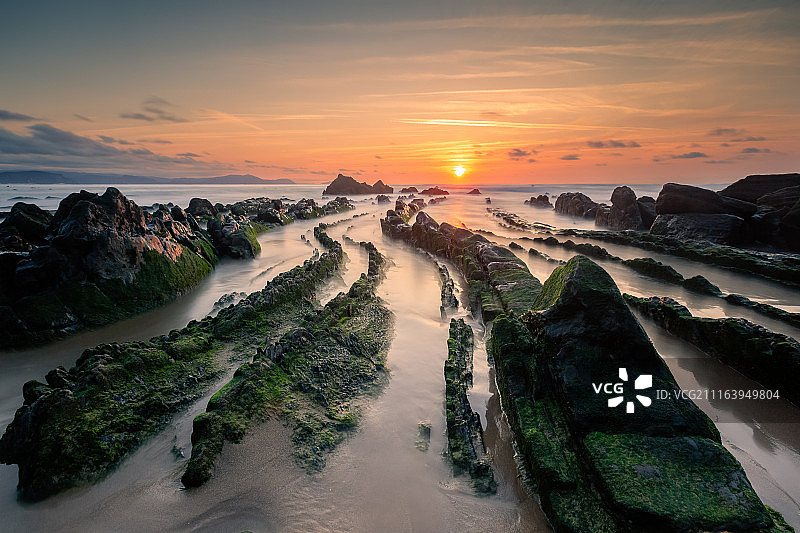日落时分的岩石海岸图片素材
