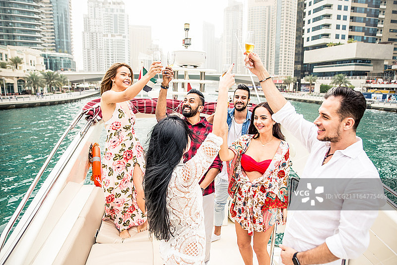一群朋友在迪拜的游艇上聚会图片素材