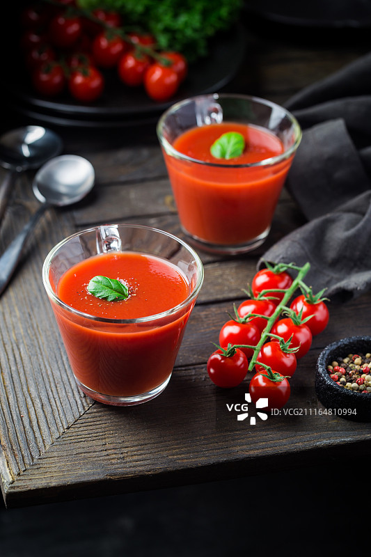 木桌上的番茄汤图片素材