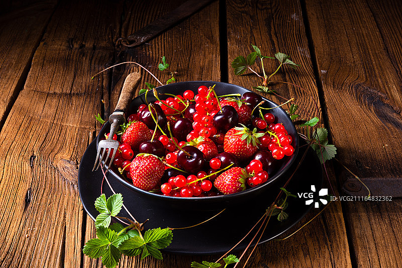 有不同水果的碗，如草莓，红醋栗，和图片素材