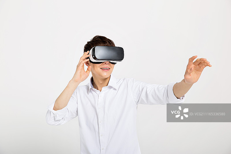一个男人在玩虚拟现实设备图片素材