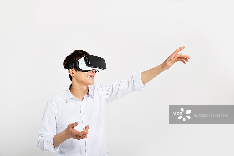 一个男人在玩虚拟现实设备图片素材