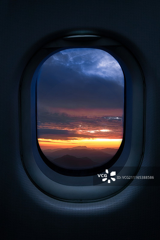 飞机窗口外面的世界图片素材