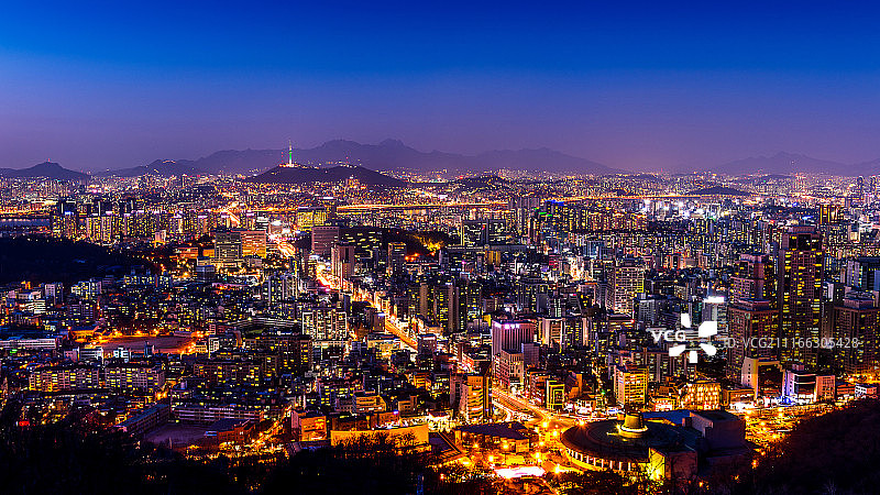 首尔城市景观和夜晚的首尔塔。首尔的交通图片素材