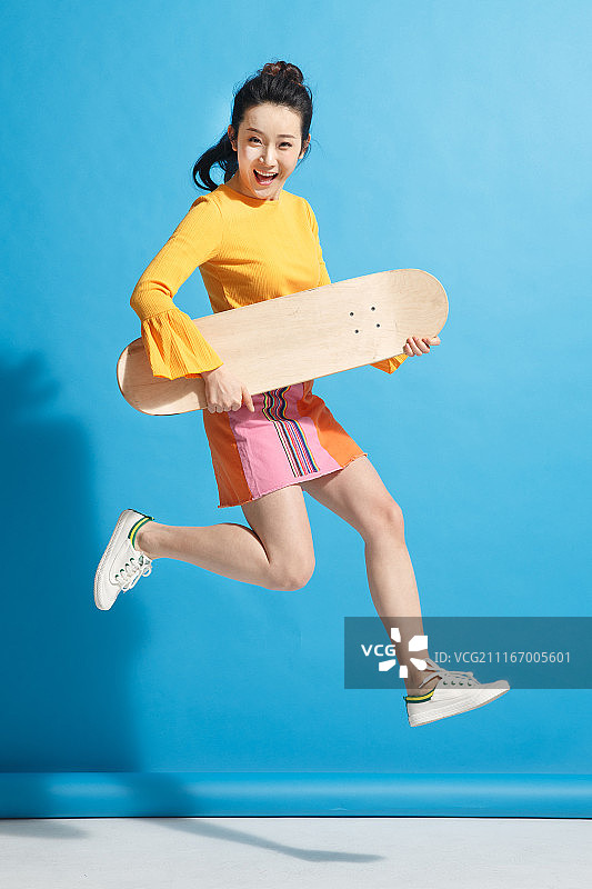 青年女人玩滑板图片素材