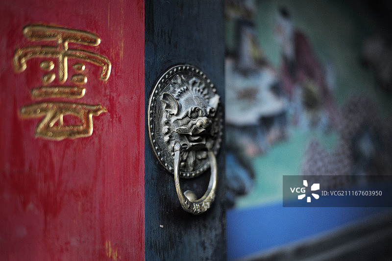 东方元素老北京胡同红门与门环图片素材