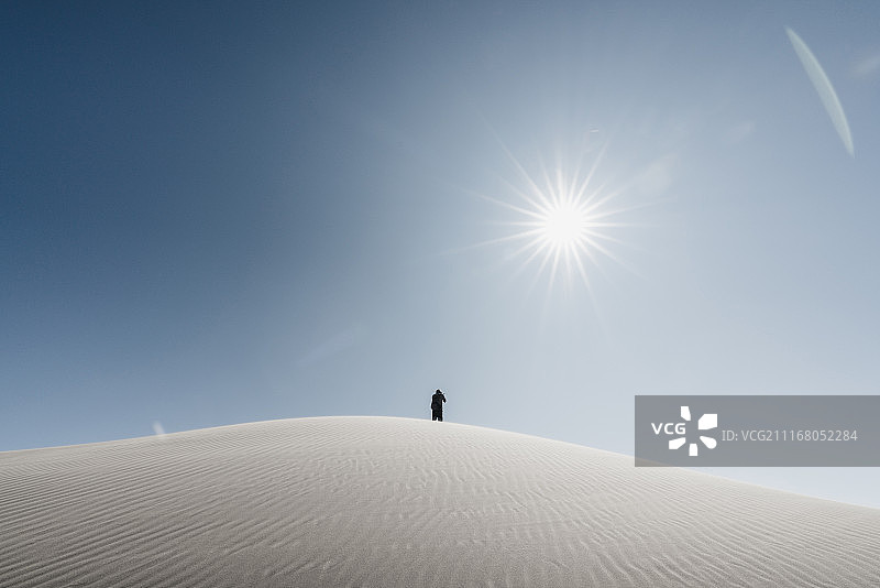 库布齐沙漠中徒步的背包客图片素材