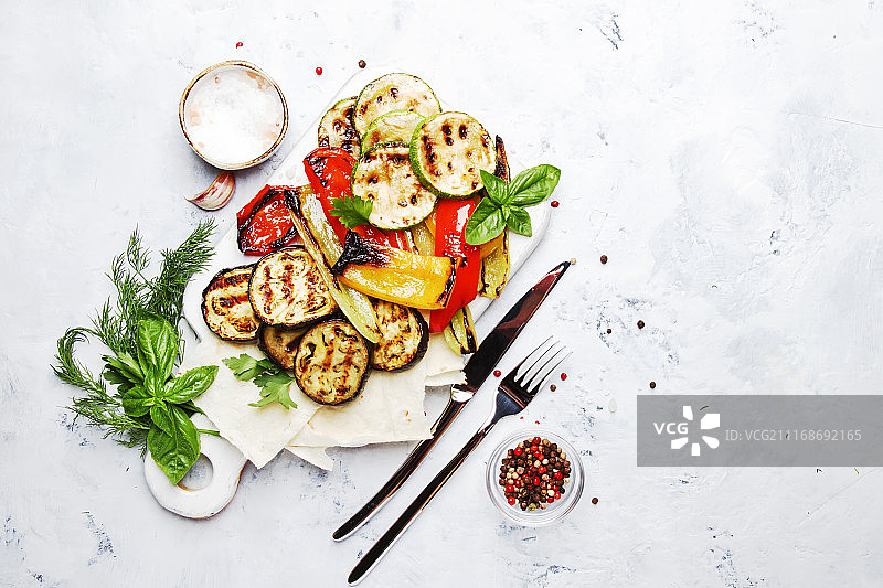 烤彩色蔬菜，茄子，西葫芦，胡椒粉图片素材