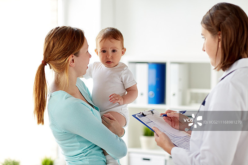 医学，保健，儿科和人民的概念-幸福的妇女与婴儿和医生与剪贴板在诊所。有孩子的幸福女人，诊所的医生图片素材
