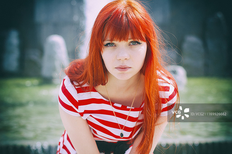 红头发女孩的肖像图片素材