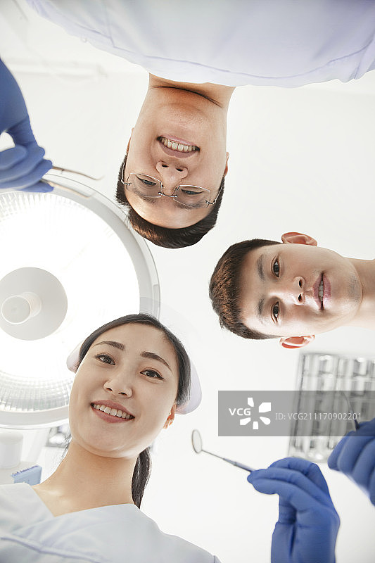 医生、护士在牙科诊所图片素材