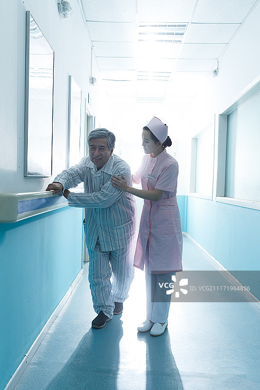 护士和老年男人在医院走廊图片素材