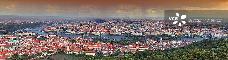 伏尔塔瓦河和布拉格桥的布拉格全景。图片素材