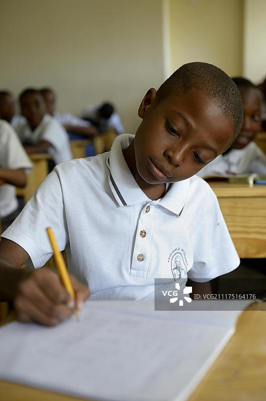 男童，10岁，在巴西莫罗小学，家乐福，太子港，西部部，海地，中美洲***重要:没有慈善机构的出版物!＊＊＊图片素材