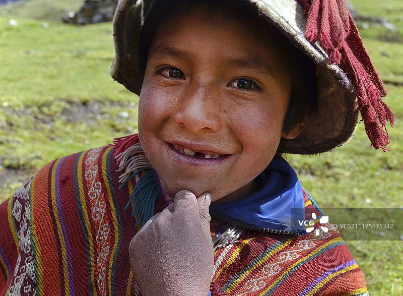 南美秘鲁库斯科附近的安第斯山脉，穿着传统服装的小男孩图片素材