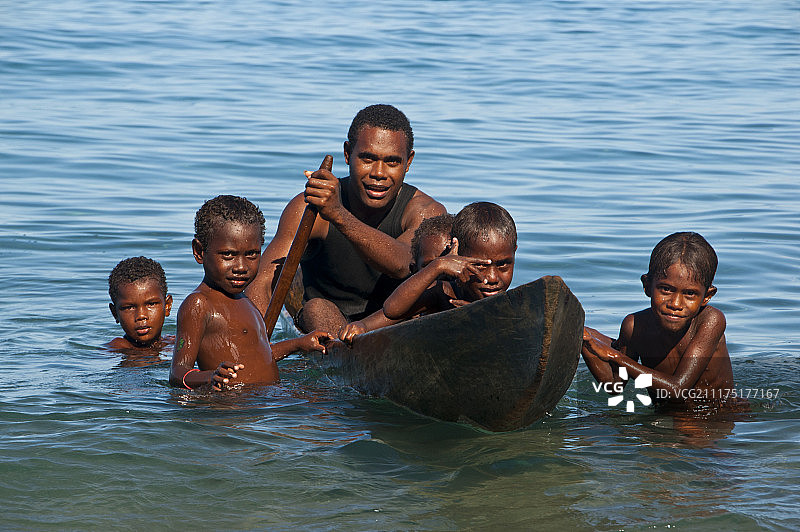 大洋洲所罗门群岛，中部省，萨沃岛，一名男子和一名儿童图片素材
