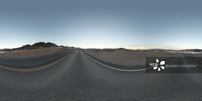 360°HDRI显示了一条通向美国岩石山脉背景下的港口的沥青公路图片素材