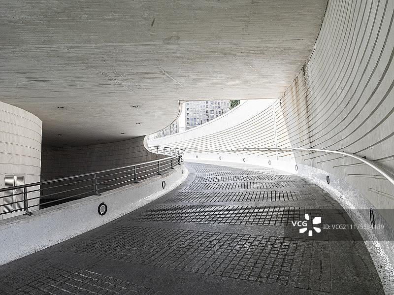 后板显示了一个现代建筑元素的混凝土停车场入口，西班牙瓦伦西亚图片素材