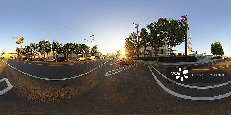 360°HDRI显示了美国洛杉矶的城市景观和日落的道路图片素材