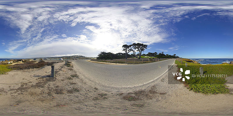 在美国，360°HDRI显示了一条带有木栅栏和停车场的沿海道路图片素材