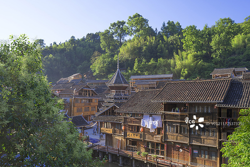 中国贵州省肇兴侗族古村落，木结构的鼓楼是侗族村的标志，代表着吉祥和繁荣图片素材