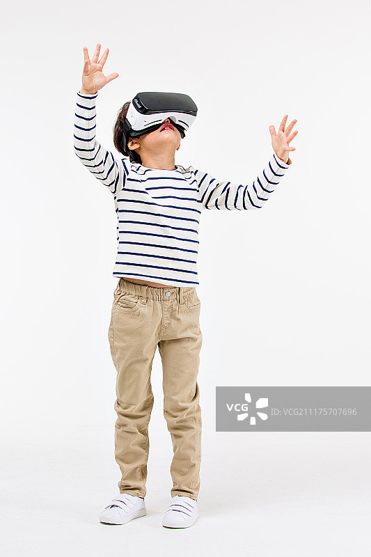 采购产品韩国人，儿童(人类年龄)，虚拟现实模拟器(计算机设备)，VR设备，游戏图片素材