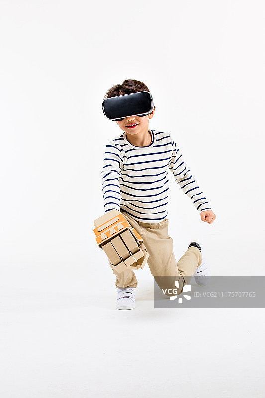 韩国，儿童(人类年龄)，虚拟现实模拟器(计算机设备)，VR设备，游戏，运动，机器人手臂图片素材