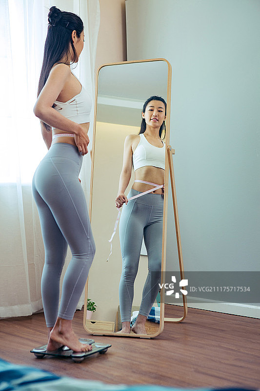 青年女人测量体重图片素材